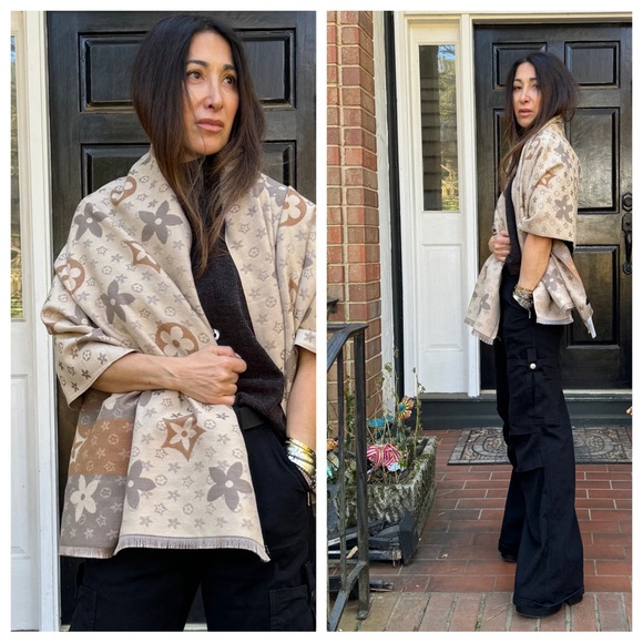 FABULOUS REVERSIBLE SCARF POSH LIVE LISTING - Picture 4 of 6